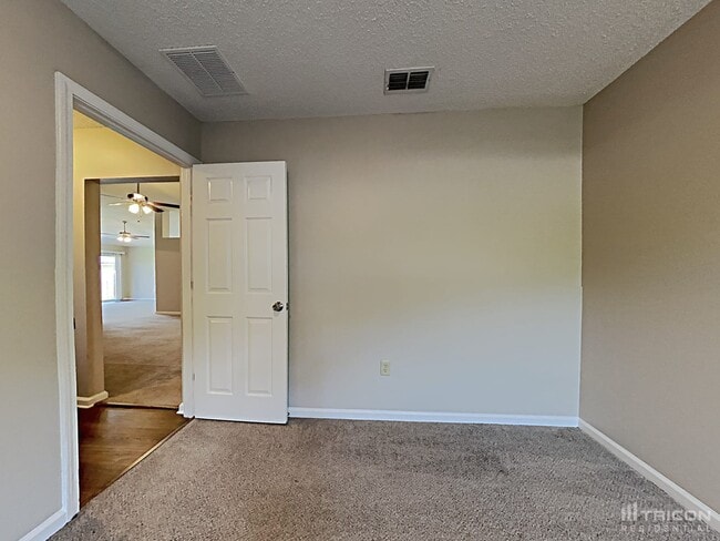 Building Photo - 3925 Hideaway Lane