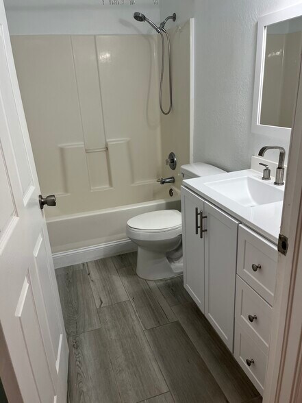 Building Photo - 4712 Golfview Blvd