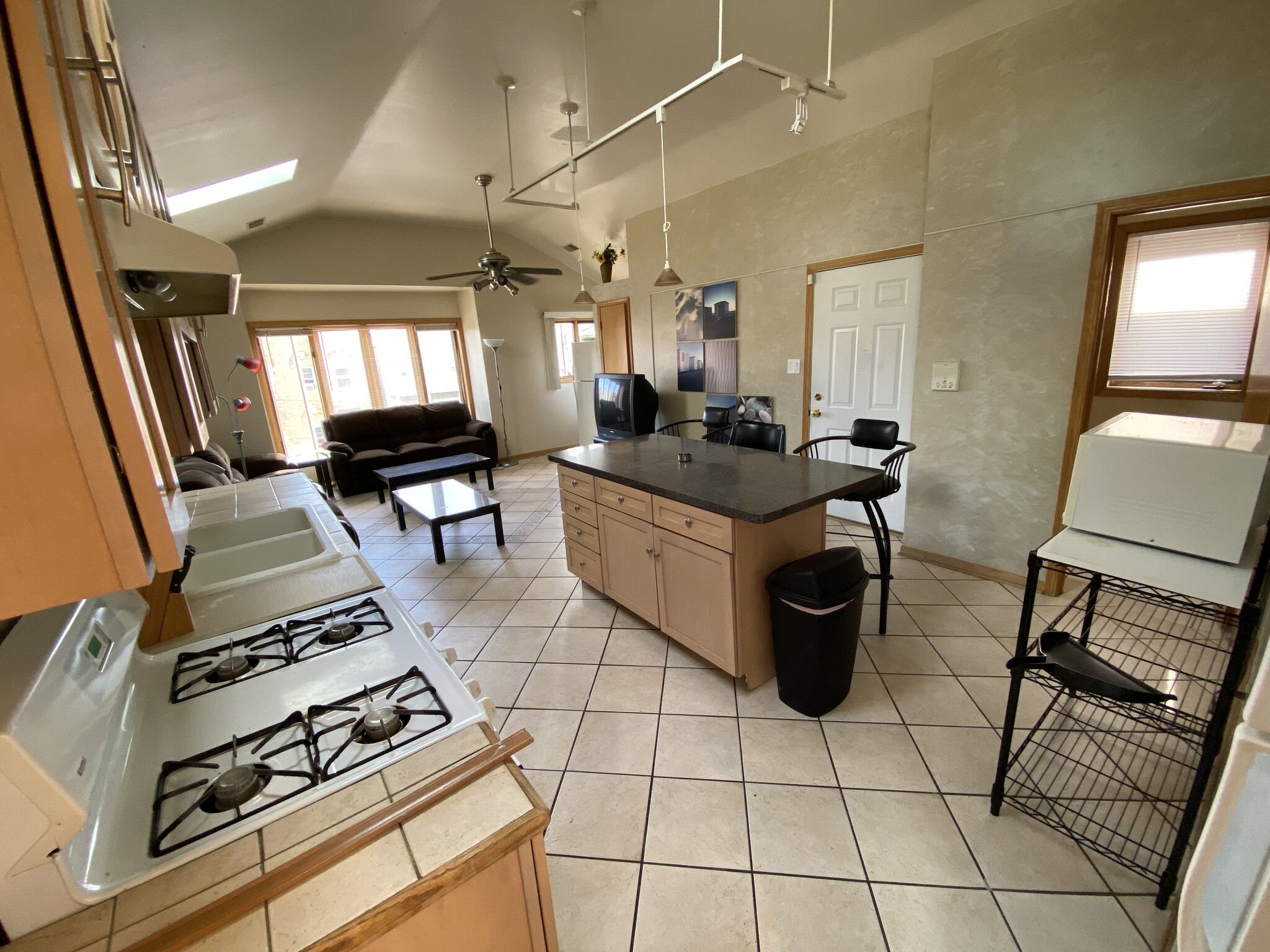 Kitchen / Living Room - 2442 W Fillmore St