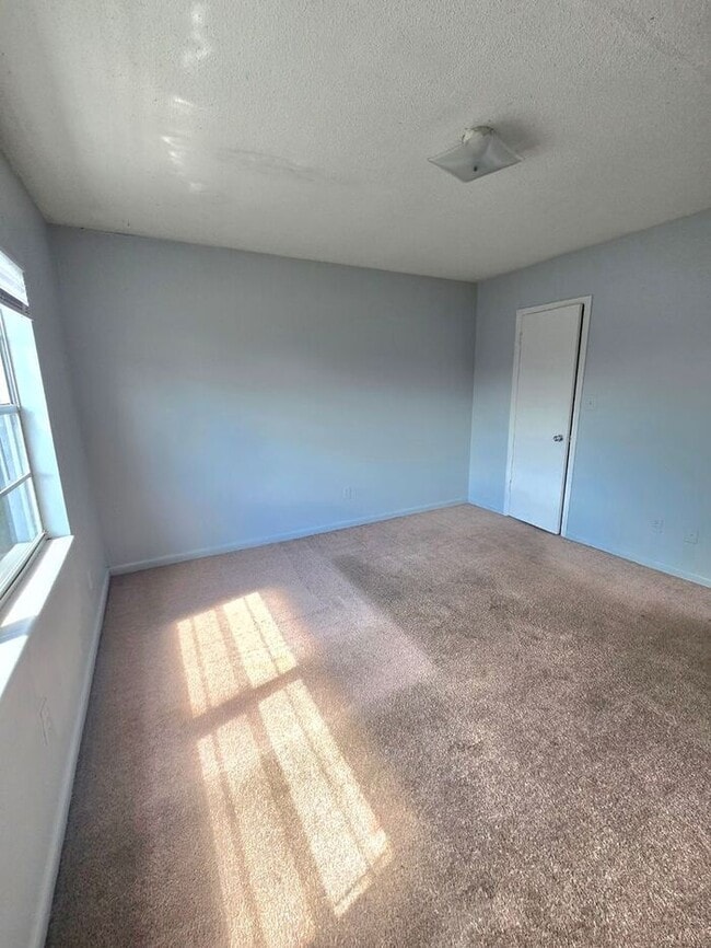 Building Photo - 2bedrooms 1.5 baths Townhome Available Now