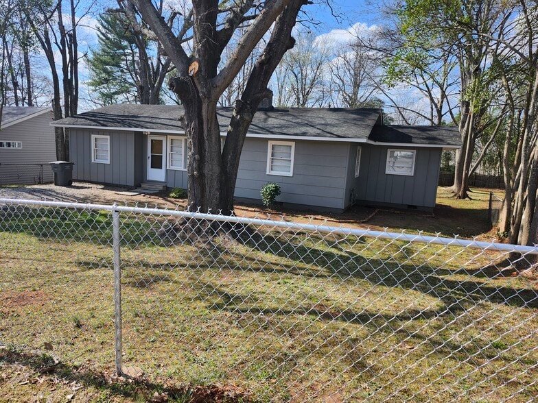 Primary Photo - 84 N Estate Dr
