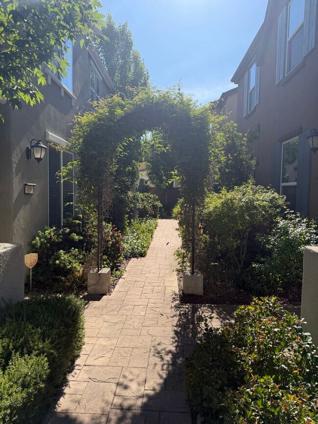 Building Photo - 4 Bedroom Garden Home in the Heart of West Roseville. Conveniently Located to Restaurants and Sho...