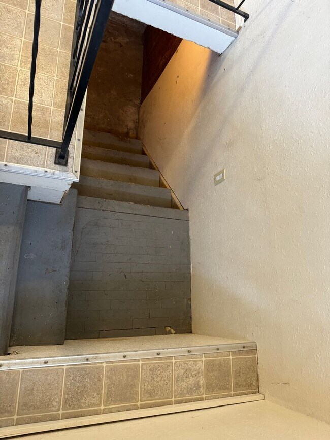 Building Photo - Large 4 bedroom, 1.5 bathroom farm house on River Rd!