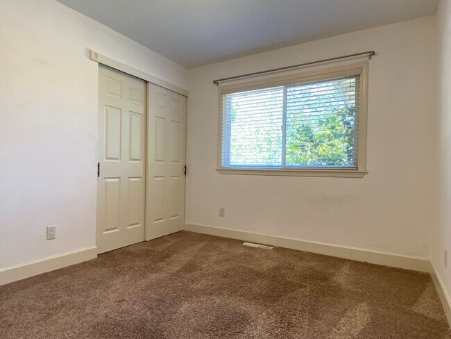 Building Photo - 3 Bedroom Home in East Santa Rosa