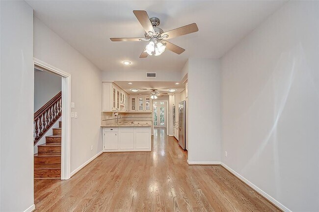 Building Photo - 201 Vanderpool Ln