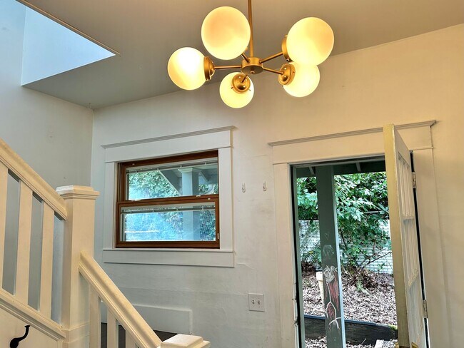 Building Photo - Spacious 1-Bedroom Home with Expansive Living Space