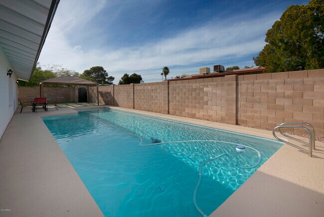 Building Photo - 8718 E Weldon Ave