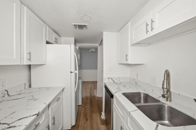 Building Photo - Richmond/Amanda west of Fondren, Classic, beautifully maintained, 2nd floor condominium offers 2 ...