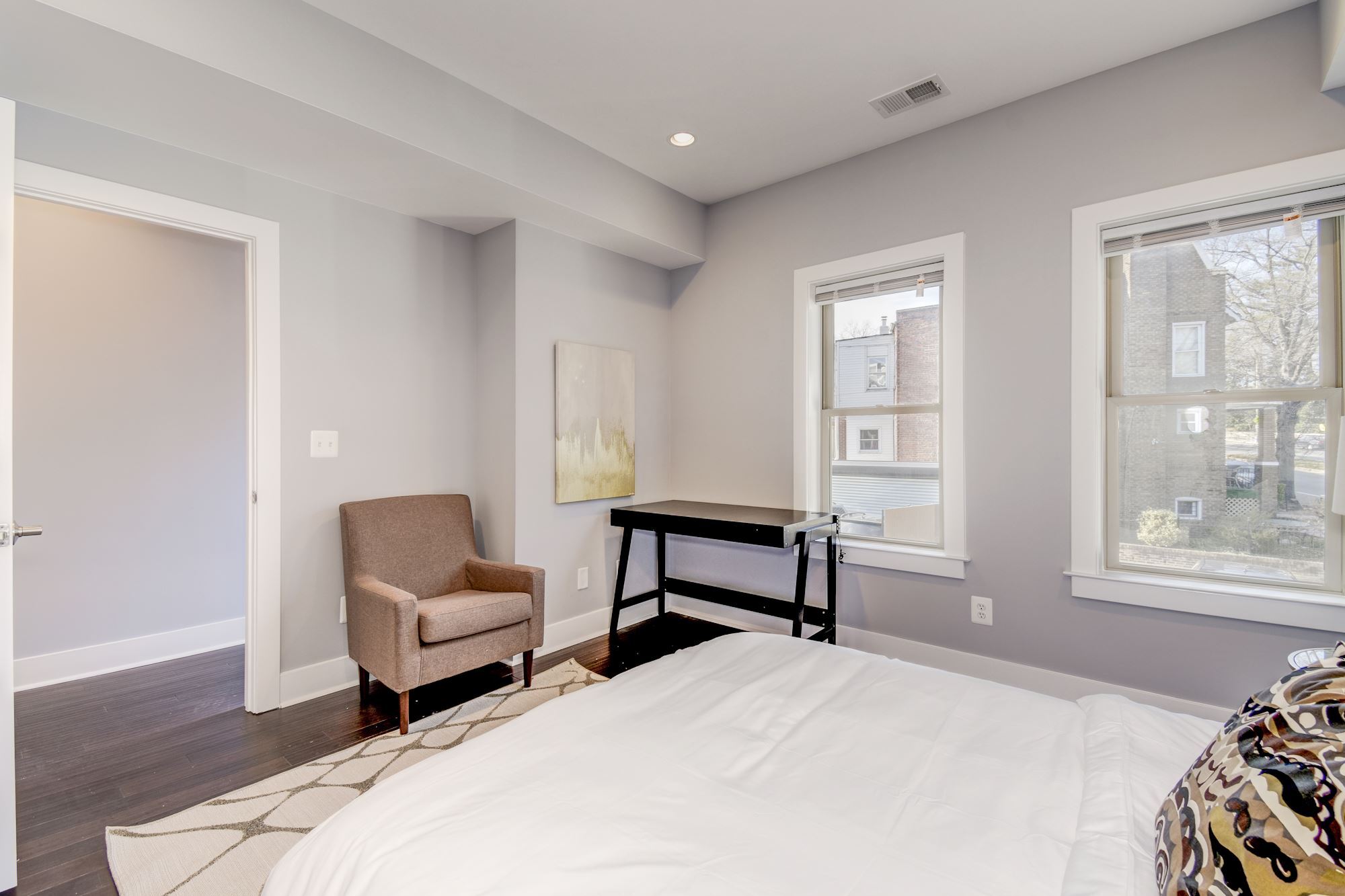 Building Photo - 2122 3rd St NE