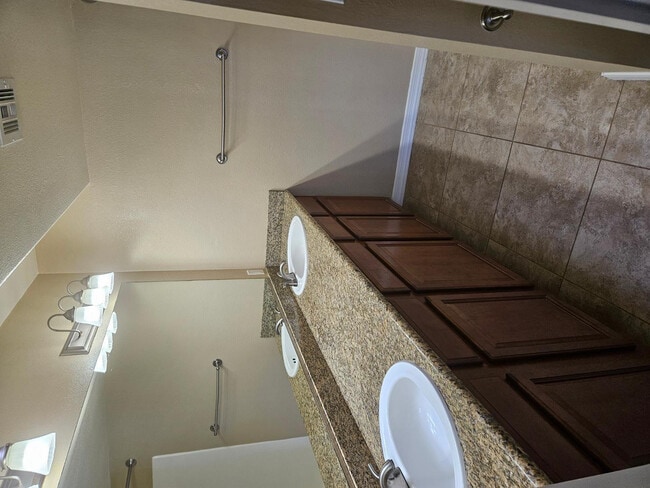 Building Photo - 885 N Granite Reef Rd