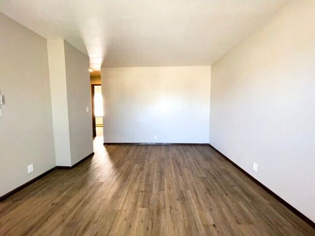 Building Photo - 2213 E Memorial Dr