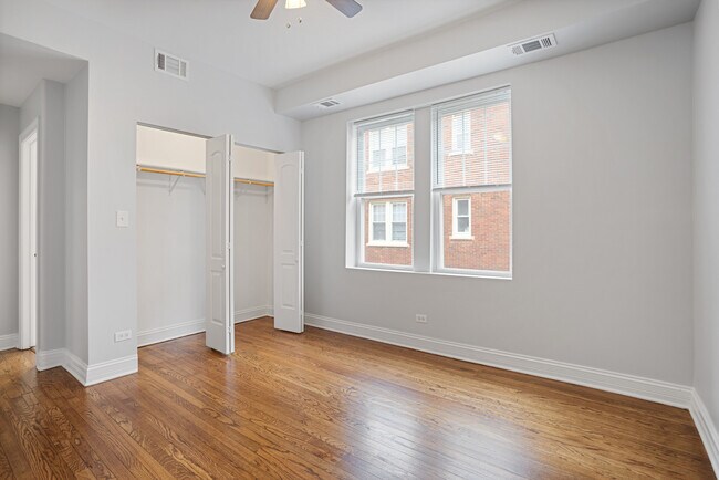 Building Photo - 2015 W Jarvis Ave