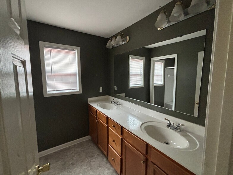 Building Photo - 488 Musical Ct