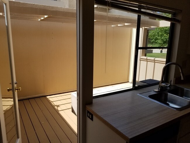 Building Photo - La Jolla 2bed 1 bath 1car garage, big deck!