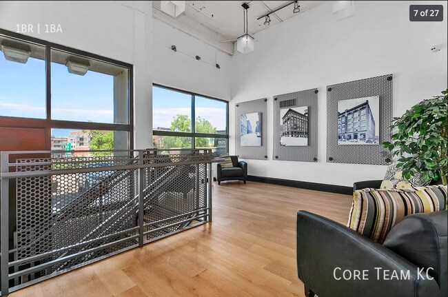 Building Photo - 320 W 7th St
