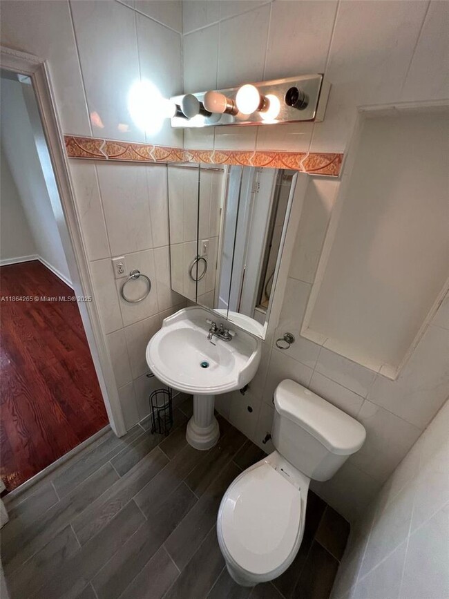 Building Photo - 695 NE 81st St