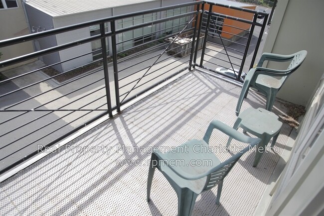 Building Photo - wonderful 2bd/2bth uptown condo! lots of space in a beautiful building