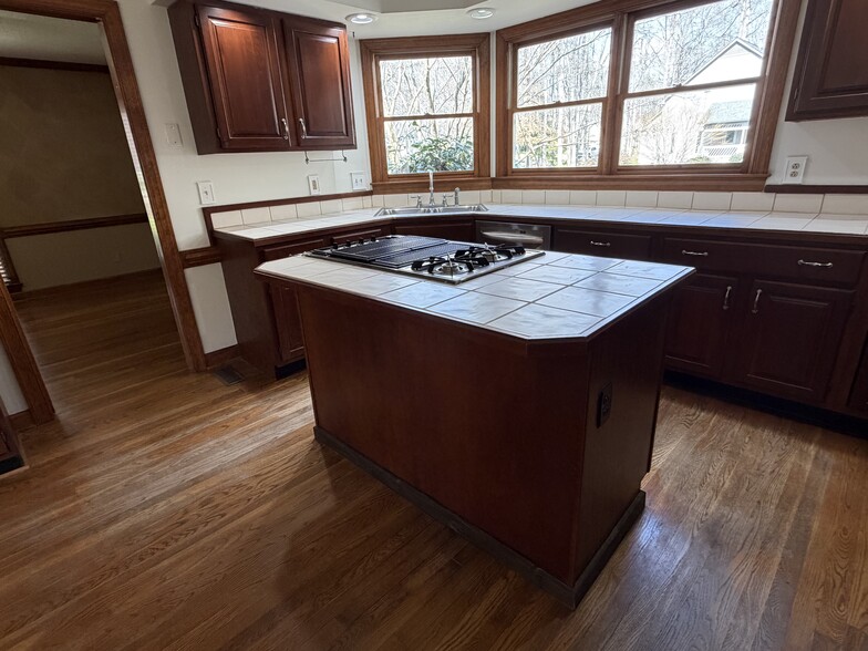 Building Photo - 3901 Buncombe Dr