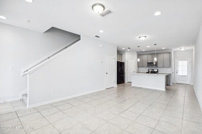Building Photo - 260 Brandon Lks Dr