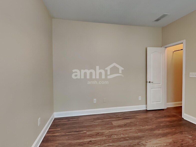 Building Photo - 712 Gatwick Ct