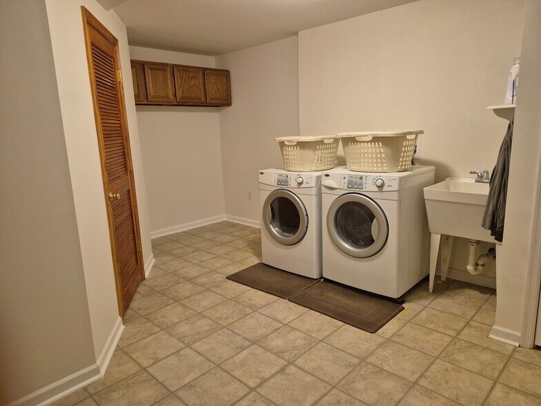 Building Photo - 4 Fieldstone Ct