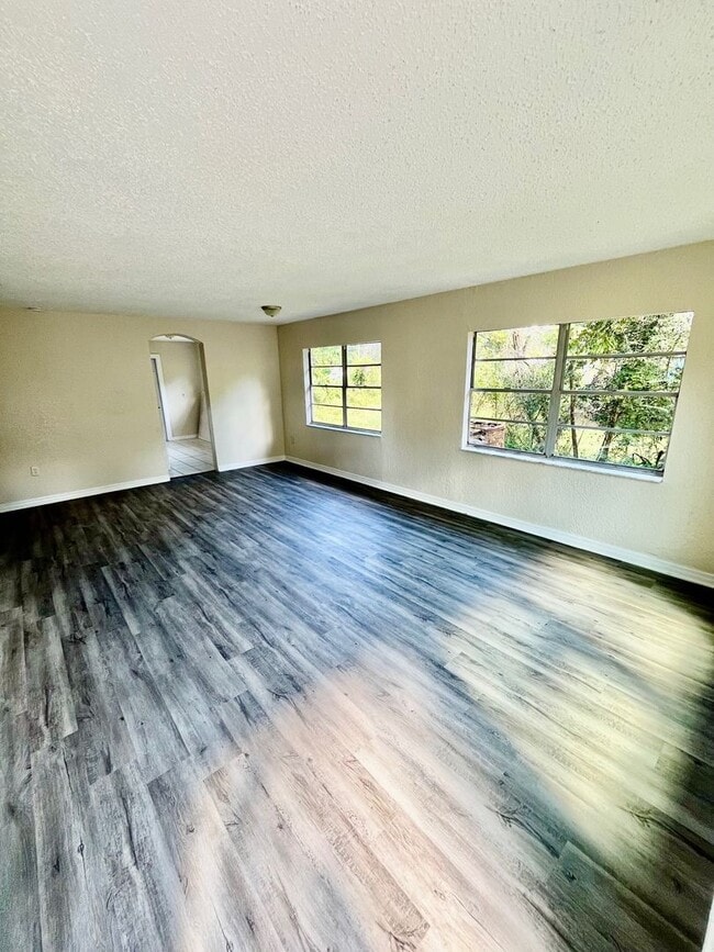 Building Photo - HUGE 3BR/1BA Dade City Home w/Large Bedroo...