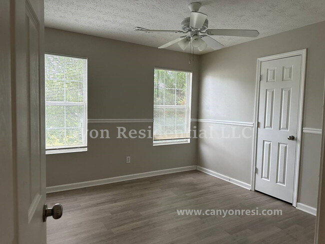 Building Photo - Beautiful 3b Room! Move in ready!