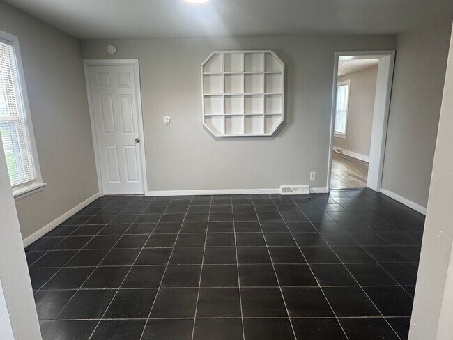 Building Photo - 3 Bedroom 1 Bath, Single Family Home, Lyell - Otis Neighborhood!