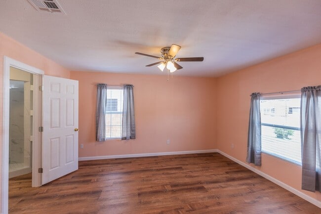 Building Photo - Cozy 3 Bed 2 Bath Home - Pets on Owner App...