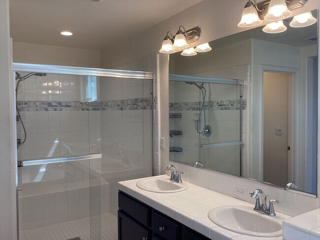 Building Photo - 2573 Daisy Dr
