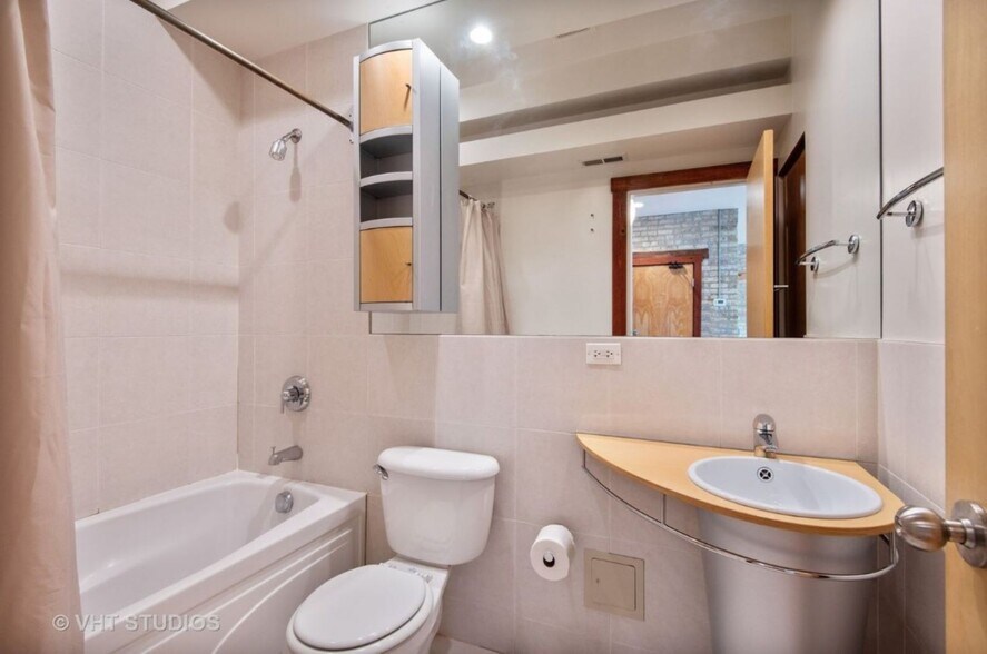 Building Photo - 321 Custer Ave