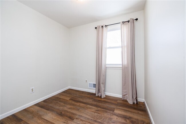 Building Photo - 207 W Ivy St