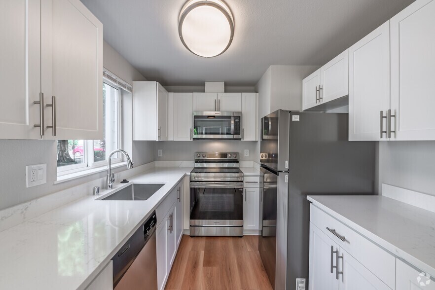 1BR, 1BA - 800SF - Kitchen - Martine Apartments
