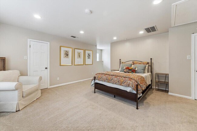Building Photo - 13035 Pebblebrook Dr