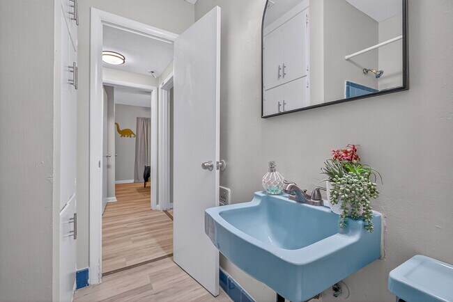 Building Photo - 901 S Madison Dr