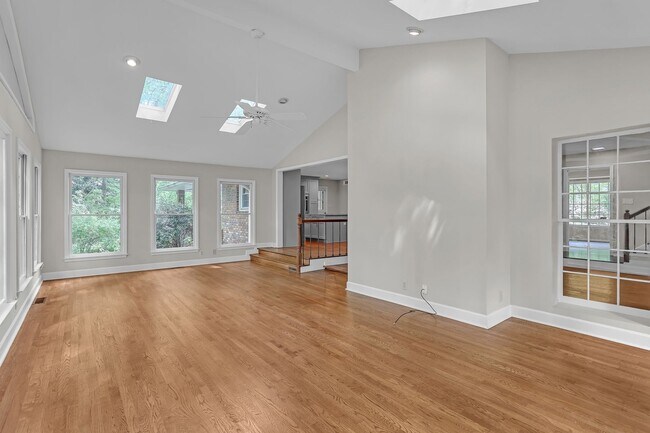 Building Photo - Prestigious Dunwoody Georgia