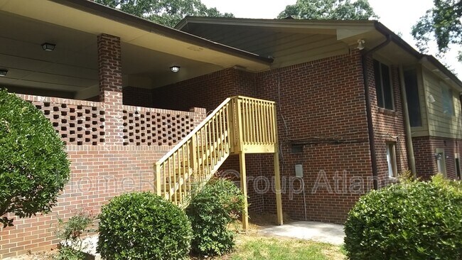 Building Photo - 1715 Highland Pl
