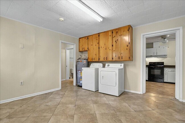 Building Photo - 4 bed 2 bath house, walk to stadium! Available August 2026