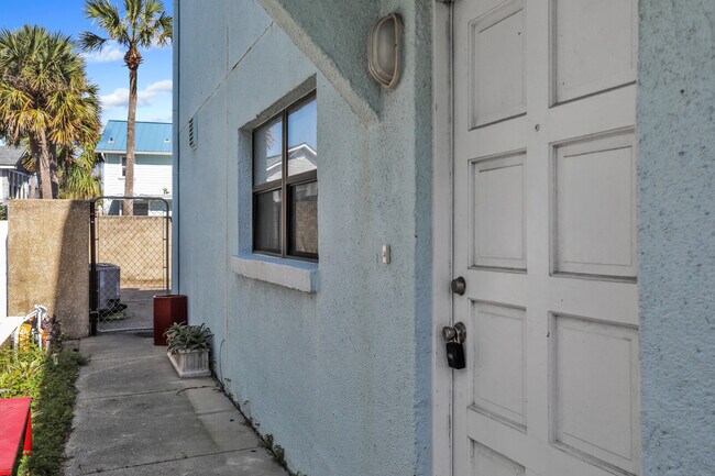 Building Photo - 208 Hopkins St