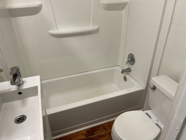 Building Photo - 3BR Cottage in Historic District