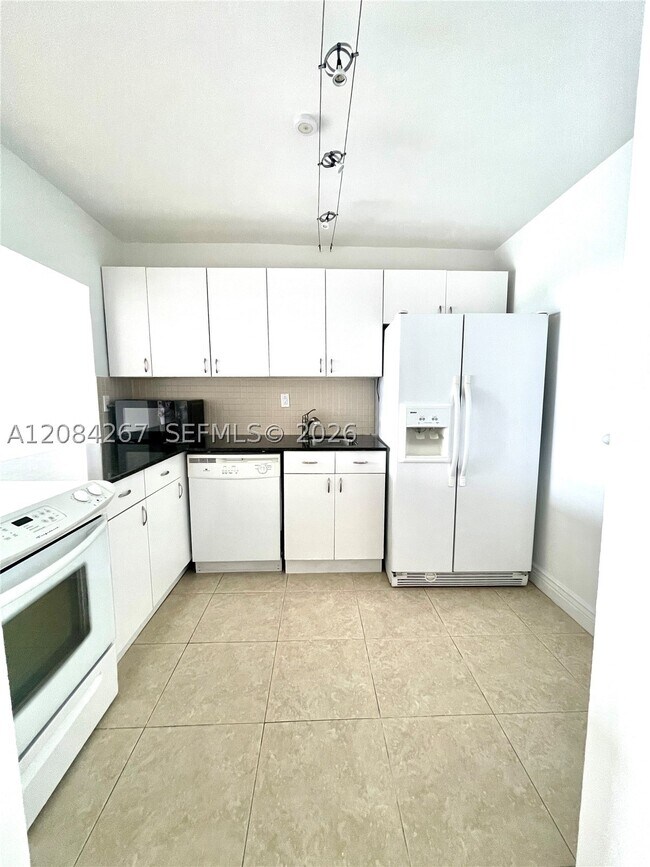 Building Photo - 1000 Parkview Dr