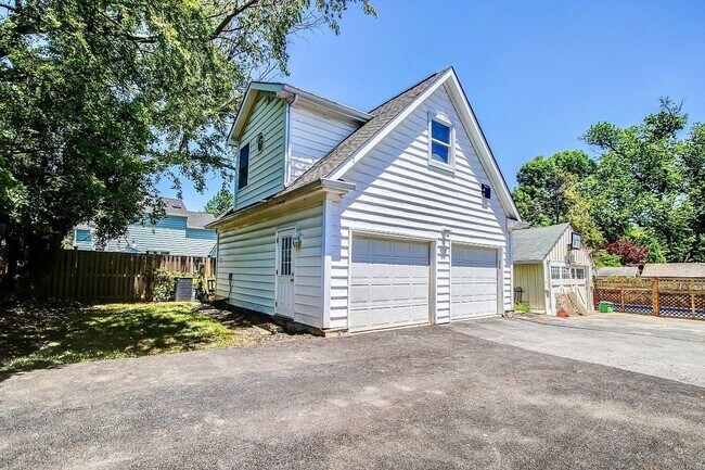 Building Photo - Gorgeous 5 BED + 3.5 Ba in Main House, 1 + 1 in BSMT, 1 + 1 above garage  in the Heart of Downtow...