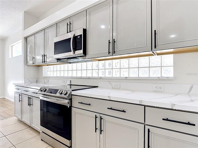 Building Photo - 2944 Sunset Vista Blvd