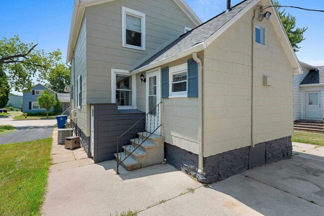 Building Photo - 532 W 5th Ave