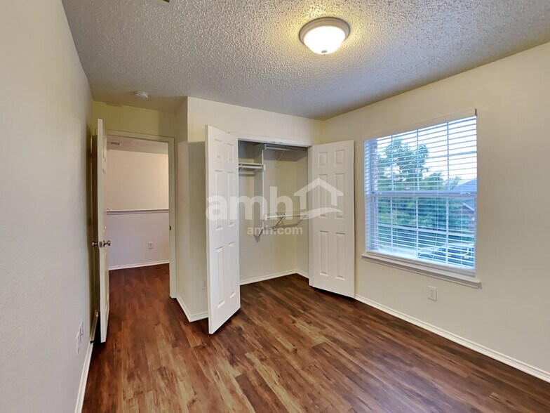 Building Photo - 2863 Deer Ridge Dr
