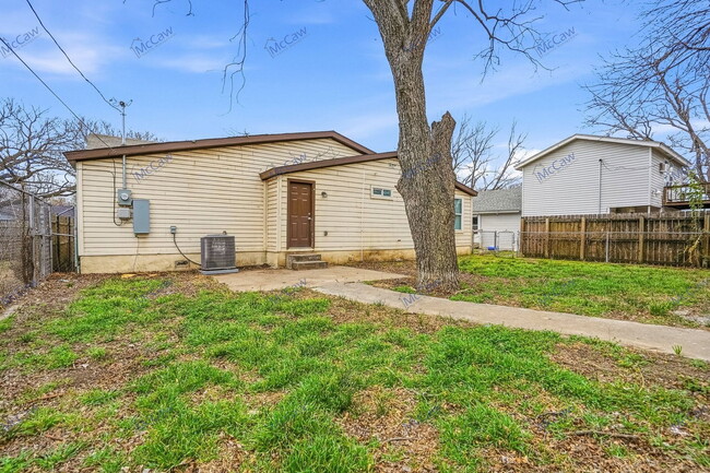 Building Photo - 508 W Lone Star Ave
