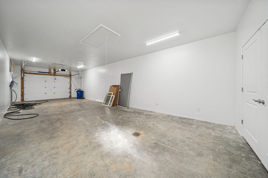 Building Photo - 2217 Lebanon Dr