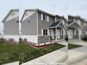 Building Photo - Kay Ln Townhouse
