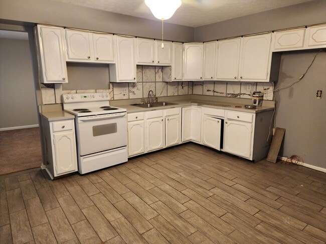 Building Photo - 3 Bedroom, 2 Bathroom Home