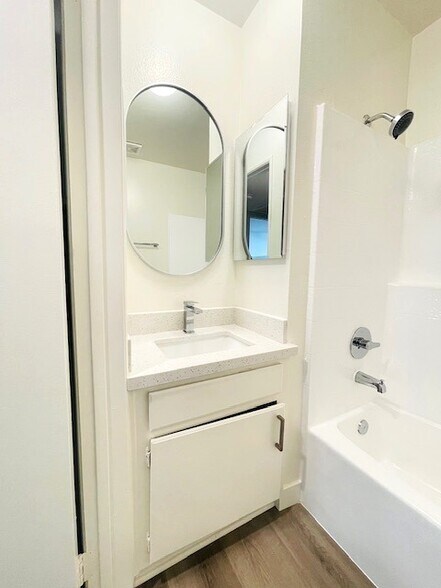 Building Photo - 112 S St Andrews Pl